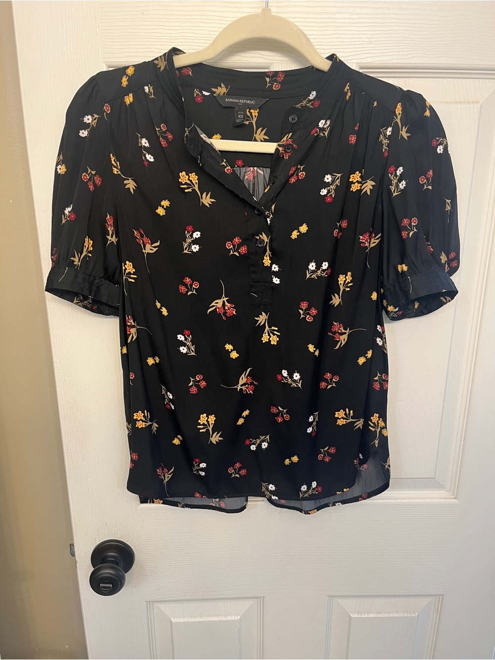 Banana Republic Black Floral Short Sleeve Blouse XS Petite